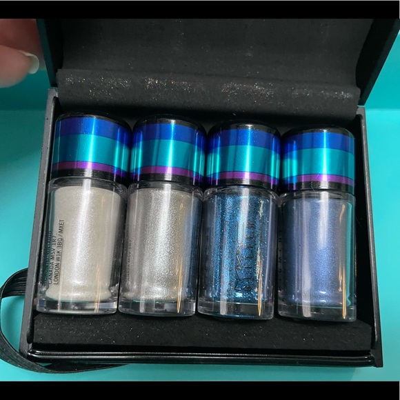 MAC Irresistibly Charming Pigments Set - Picture 4 of 4